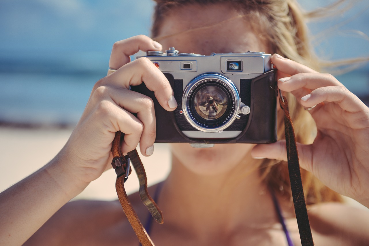 Blondes Mädchen mit Fotoapparat