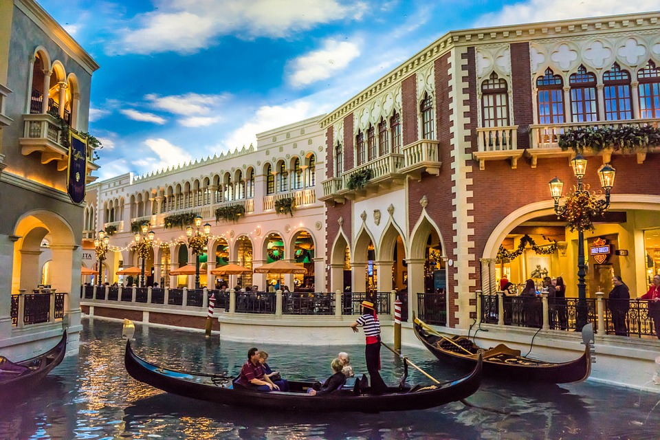 Das Venetian Resort Hotel in Las Vegas bringt Besucher kurzerhand in ein idyllisches Venedig.